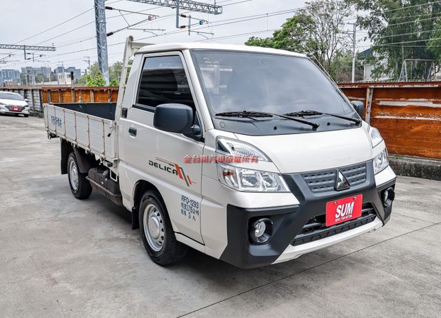 自排變速箱✓一手只跑2千✓原廠保固中✓衛星導航✓定速系統✓倒車顯影✓TCS✓全車原板件✓附全額發票✓可全貸✓  第5張相片