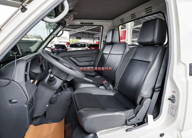 自排變速箱✓一手只跑2千✓原廠保固中✓衛星導航✓定速系統✓倒車顯影✓TCS✓全車原板件✓附全額發票✓可全貸✓  第8張相片