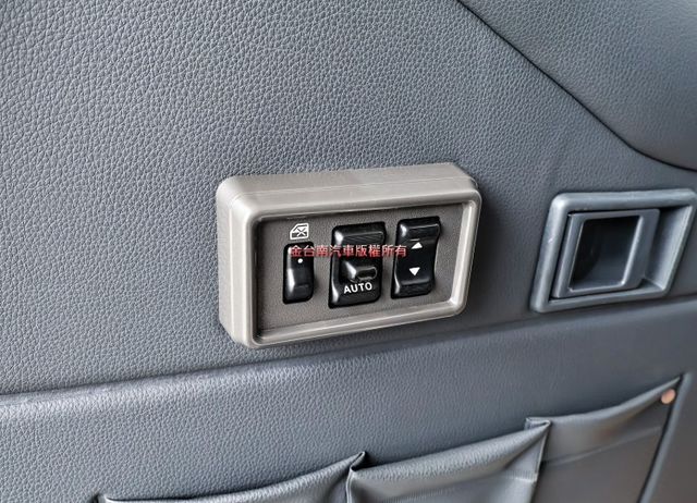 自排變速箱✓一手只跑2千✓原廠保固中✓衛星導航✓定速系統✓倒車顯影✓TCS✓全車原板件✓附全額發票✓可全貸✓  第9張相片