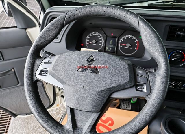 自排變速箱✓一手只跑2千✓原廠保固中✓衛星導航✓定速系統✓倒車顯影✓TCS✓全車原板件✓附全額發票✓可全貸✓  第12張相片