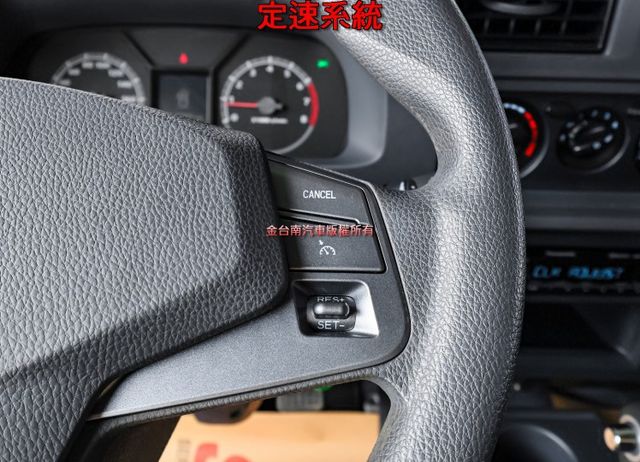 自排變速箱✓一手只跑2千✓原廠保固中✓衛星導航✓定速系統✓倒車顯影✓TCS✓全車原板件✓附全額發票✓可全貸✓  第13張相片