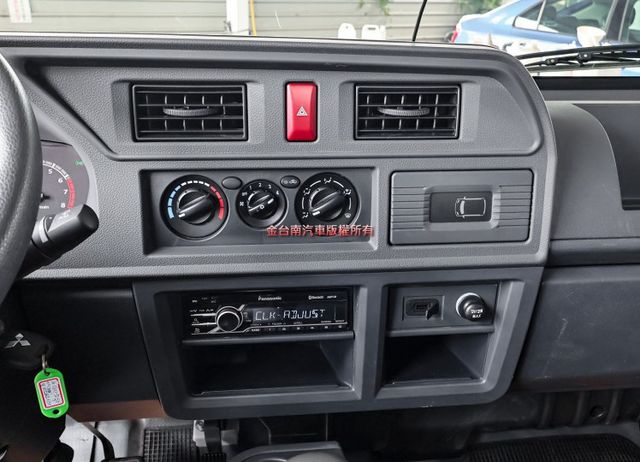 自排變速箱✓一手只跑2千✓原廠保固中✓衛星導航✓定速系統✓倒車顯影✓TCS✓全車原板件✓附全額發票✓可全貸✓  第16張相片