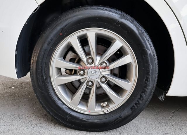 一手車✓只跑5.2萬✓里程保證✓原廠保養✓全車原板件✓TCS✓ABS✓全車六安✓可全貸✓代步通勤好選擇✓不用殺價就很便宜  第9張相片