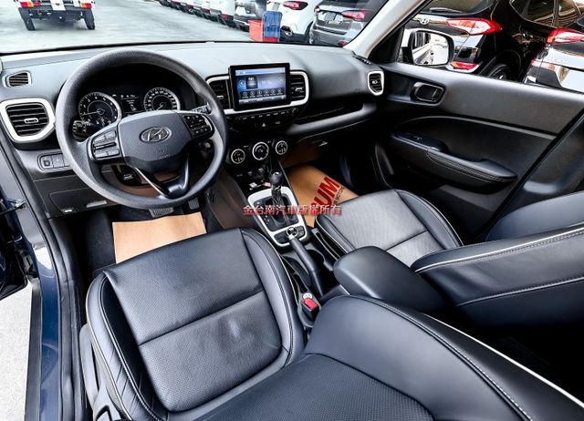 GLB✓雙色配✓一手✓只跑5.5萬✓原鈑件✓原廠保養✓定速✓iKEY✓影音✓衛星導航✓倒車顯影✓車道偏離✓AEB✓  第10張相片