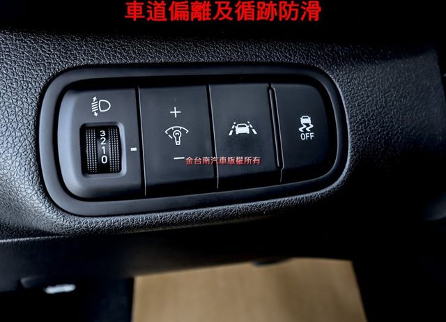 GLB✓雙色配✓一手✓只跑5.5萬✓原鈑件✓原廠保養✓定速✓iKEY✓影音✓衛星導航✓倒車顯影✓車道偏離✓AEB✓  第11張相片