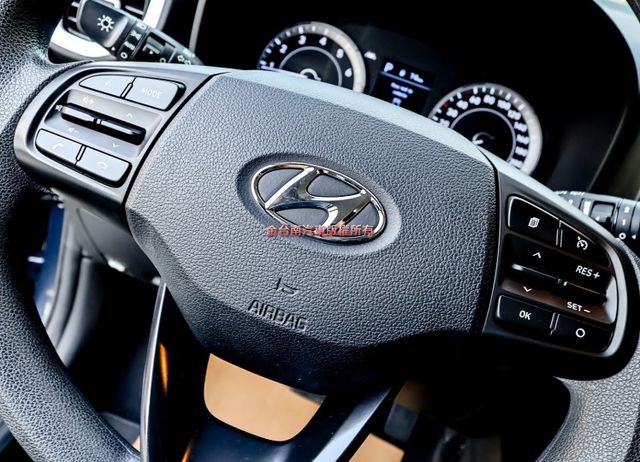 GLB✓雙色配✓一手✓只跑5.5萬✓原鈑件✓原廠保養✓定速✓iKEY✓影音✓衛星導航✓倒車顯影✓車道偏離✓AEB✓  第12張相片