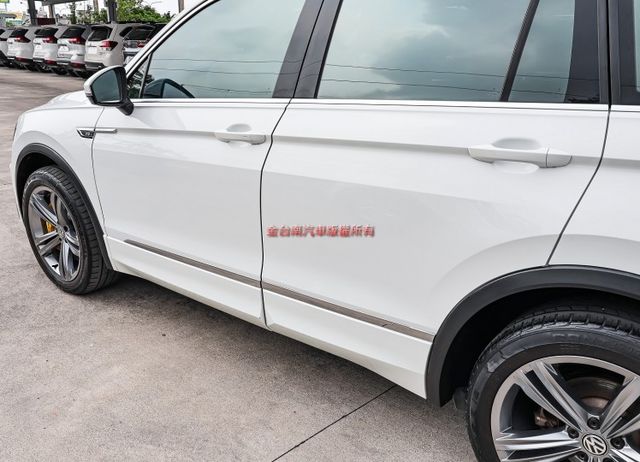 柴油R-Line旗艦✓一手只跑8.4萬✓原鈑件✓外觀套件✓ACC✓AEB✓電熱椅✓恆溫✓電動尾門✓六安✓可全貸✓  第6張相片