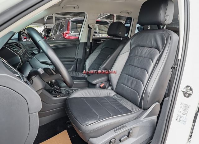 柴油R-Line旗艦✓一手只跑8.4萬✓原鈑件✓外觀套件✓ACC✓AEB✓電熱椅✓恆溫✓電動尾門✓六安✓可全貸✓  第8張相片