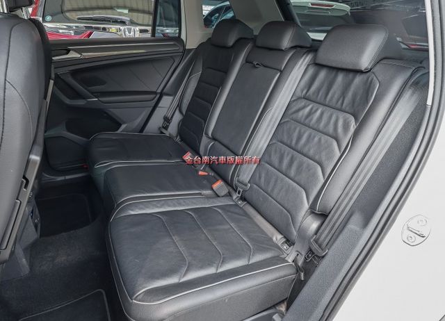 柴油R-Line旗艦✓一手只跑8.4萬✓原鈑件✓外觀套件✓ACC✓AEB✓電熱椅✓恆溫✓電動尾門✓六安✓可全貸✓  第9張相片