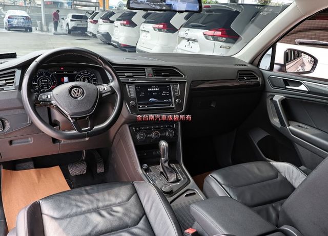 柴油R-Line旗艦✓一手只跑8.4萬✓原鈑件✓外觀套件✓ACC✓AEB✓電熱椅✓恆溫✓電動尾門✓六安✓可全貸✓  第10張相片