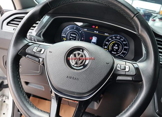 柴油R-Line旗艦✓一手只跑8.4萬✓原鈑件✓外觀套件✓ACC✓AEB✓電熱椅✓恆溫✓電動尾門✓六安✓可全貸✓  第12張相片