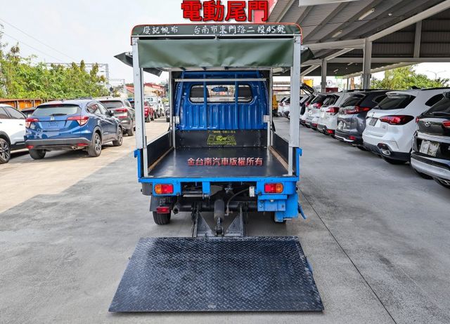 一手只跑5.4萬✓蓬式三面開帆布✓電動尾門✓倒車顯影✓TCS✓附全額發票✓可全貸✓不用殺價就很便宜✓  第8張相片