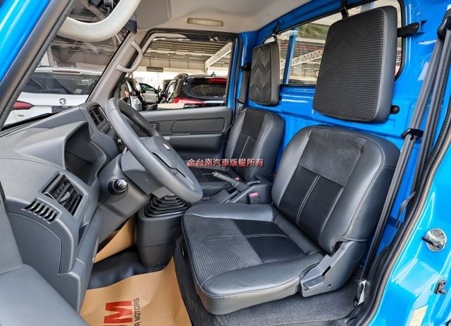 一手只跑5.4萬✓蓬式三面開帆布✓電動尾門✓倒車顯影✓TCS✓附全額發票✓可全貸✓不用殺價就很便宜✓  第9張相片