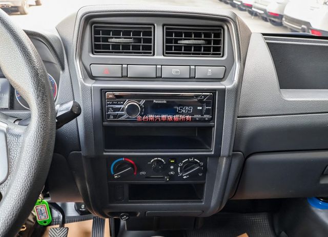 一手只跑5.4萬✓蓬式三面開帆布✓電動尾門✓倒車顯影✓TCS✓附全額發票✓可全貸✓不用殺價就很便宜✓  第16張相片