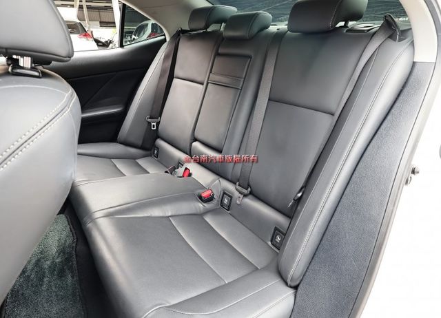 豪華版✓一手只跑12.6萬✓原鈑件✓雙前輪剛換新✓雙電動椅✓雙區恆溫✓雙電熱椅✓iKEY✓可全貸✓不用殺價就很便宜✓  第9張相片