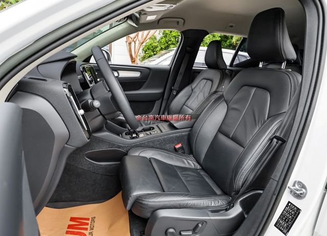 一手只跑6.8萬✓原廠保養✓全車原板件✓雙電動椅✓環景倒車顯影✓NAVI✓車載系統✓LV2✓可全貸✓不用殺價就很便宜✓  第7張相片