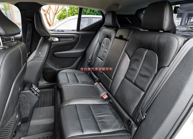 一手只跑6.8萬✓原廠保養✓全車原板件✓雙電動椅✓環景倒車顯影✓NAVI✓車載系統✓LV2✓可全貸✓不用殺價就很便宜✓  第8張相片