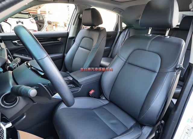 油電e:HEV✓只跑1.5萬✓綜效184hp馬力✓全景天窗✓雙電動椅✓LV2✓車載系統✓原鈑件✓可全貸✓  第8張相片