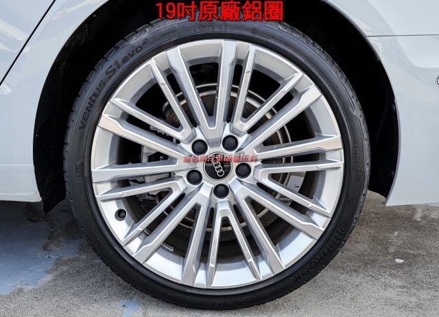一手25年領牌✓只跑2千✓全車原板件✓雙電動椅✓環景✓衛星導航✓LV2✓19吋鋁圈✓可全貸✓不用殺價就很便宜✓  第7張相片