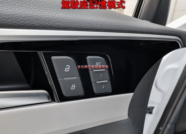 一手25年領牌✓只跑5千✓全車原板件✓雙電動椅✓環景✓衛星導航✓LV2✓19吋鋁圈✓可全貸✓不用殺價就很便宜✓  第12張相片