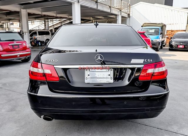E200 只跑16萬 全車原鈑件 天窗 定速 雙區恆溫 記憶椅 倒車顯影 ABS 循跡防滑 可全貸!  第3張相片