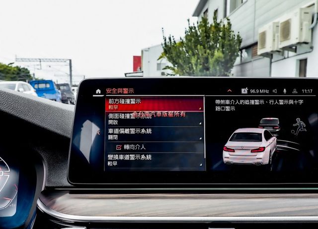 四輪剛換全新胎✓油電✓520I✓一手✓跑3.6萬✓LV2✓自動停車✓電動尾門✓車載系統✓原廠保養✓  第15張相片