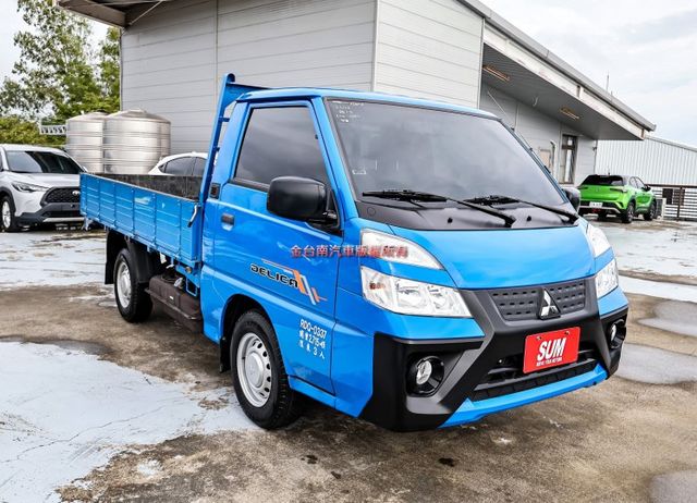 自排變速箱 貨框 一手車 只跑1萬 全車原板件 附全額發票 倒車顯影 定速 TCS 電動窗 可全貸 不用殺價就很便宜!  第5張相片