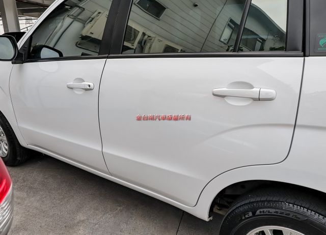 精緻型✓一手只跑4萬✓全車原板件✓附全額發票✓鋁圈✓定速系統✓後座出風口✓可全貸✓事業打拼好幫手✓  第9張相片