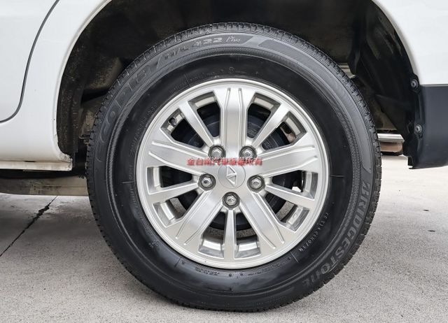 精緻型✓一手只跑4萬✓全車原板件✓附全額發票✓鋁圈✓定速系統✓後座出風口✓可全貸✓事業打拼好幫手✓  第10張相片