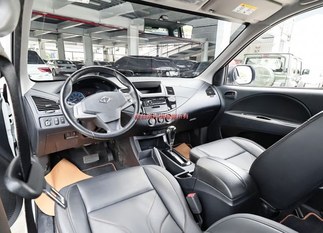 精緻型✓一手只跑4萬✓全車原板件✓附全額發票✓鋁圈✓定速系統✓後座出風口✓可全貸✓事業打拼好幫手✓  第13張相片