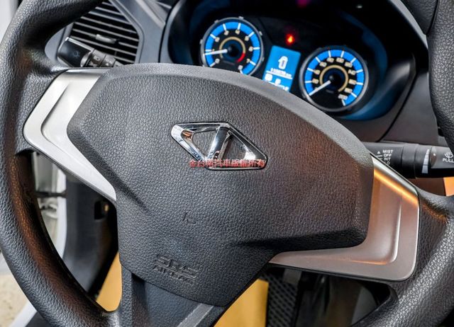 附全額發票 一手 全車原鈑件 ABS TCS 雙安 里程保證 打拼事業好幫手!  第14張相片