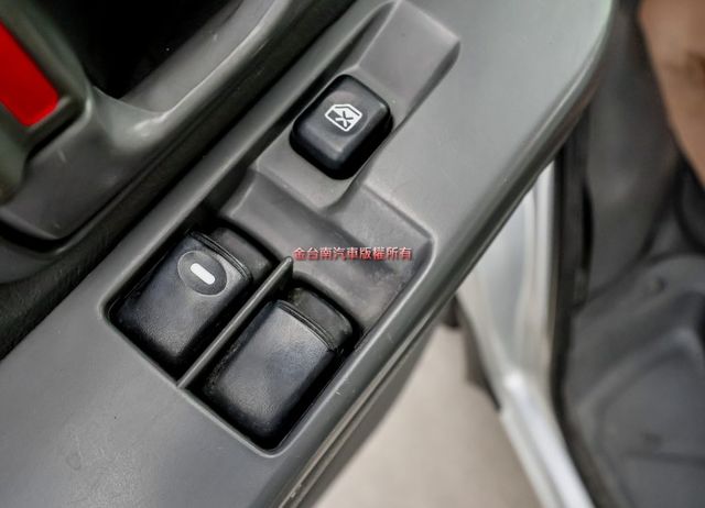 框式 只跑13.7萬 全車原鈑件 音響主機 里程保證 打拼事業好幫手 附全額發票!  第9張相片