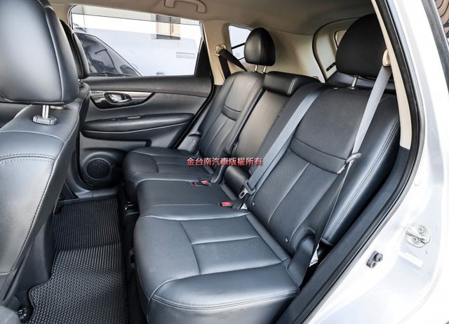 一手車 只跑4萬 里程保證 車況超好 倒車顯影 雙區恆溫 TCS ABS 前後雙雷達 可全貸 不用殺價就很便宜!  第12張相片