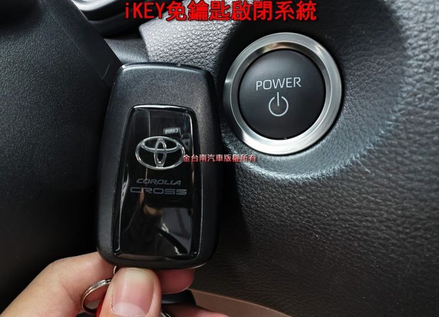 油電豪華版✓小改26年式✓11月領牌✓使用才六個月✓只跑一千✓車載系統✓LV2✓iKEY✓全車原鈑件✓可全貸✓  第16張相片
