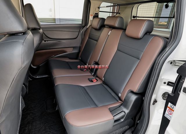 豪華+版✓一手只跑4.1萬✓原廠保養✓全車原板件✓電動側滑門✓AEB✓車道偏離✓iKEY✓倒車顯影✓可全貸✓  第9張相片