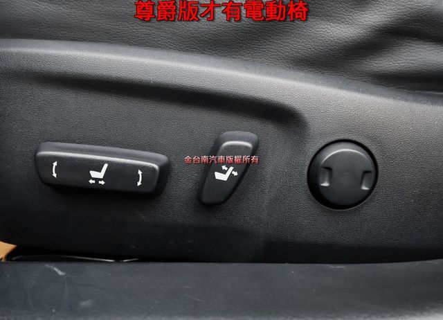 17年式✓尊爵版✓一年只跑9千✓四輪全新✓電動椅✓安卓影音✓恆溫✓iKEY✓TCS✓全車八安✓可全貸✓不用殺價就很便宜✓  第9張相片