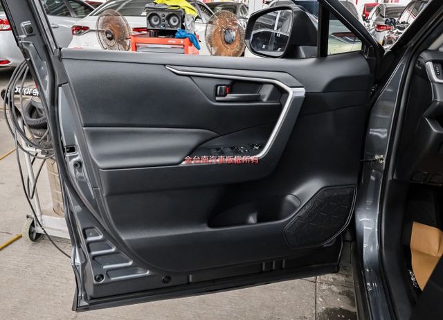 豪華版✓一手車✓只跑3.5萬✓全車原板件如新✓ACC✓AEB✓車道維持✓倒車顯影✓可全貸✓不用殺價就很便宜✓  第11張相片