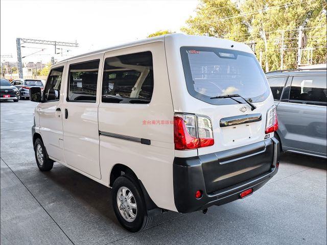 自排五人座✓客貨兩用車✓一手車✓只跑五千✓全車原板件✓根本新車✓TCS✓中冷✓盲點✓雙安✓附全額發票✓可全貸✓  第2張相片