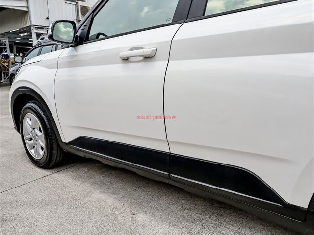 小休旅✓原廠保養✓一手車✓只跑4.4萬✓TCS✓六安✓音響主機✓里程保證!  第8張相片