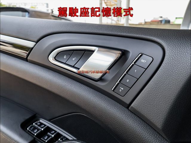 柴油✓永業總代理✓全車原鈑件✓車況超好✓4WD✓天窗✓記憶椅✓倒車顯影✓雙區恆溫✓快撥✓可全貸✓不用殺價就很便宜✓  第11張相片