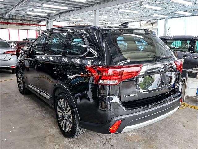 安全型✓22年式12月出廠領牌✓一手只跑6萬✓全車原鈑件✓ACC✓AEB✓車道偏離✓倒車顯影✓NAVI✓可全貸✓  第2張相片