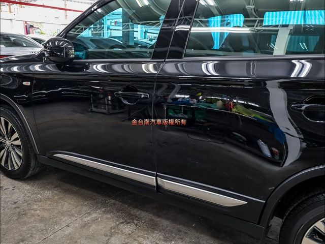 安全型✓22年式12月出廠領牌✓一手只跑6萬✓全車原鈑件✓ACC✓AEB✓車道偏離✓倒車顯影✓NAVI✓可全貸✓  第8張相片