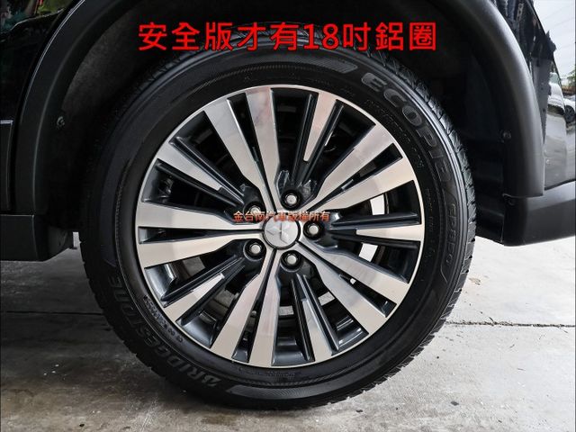 安全型✓22年式12月出廠領牌✓一手只跑6萬✓全車原鈑件✓ACC✓AEB✓車道偏離✓倒車顯影✓NAVI✓可全貸✓  第9張相片