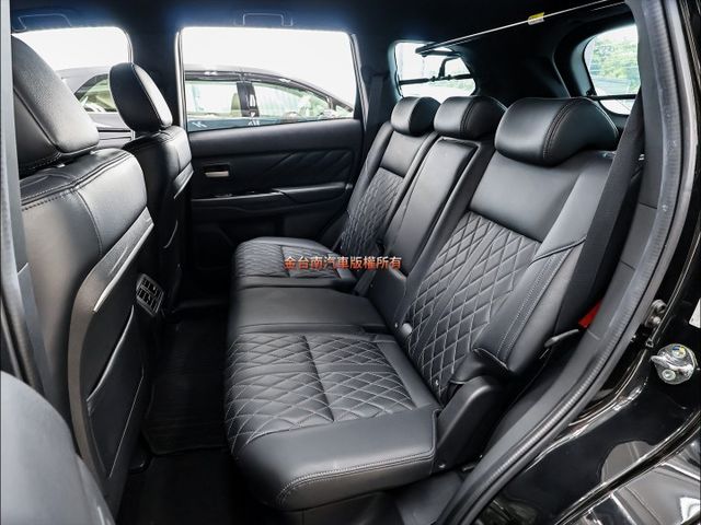 安全型✓22年式12月出廠領牌✓一手只跑6萬✓全車原鈑件✓ACC✓AEB✓車道偏離✓倒車顯影✓NAVI✓可全貸✓  第11張相片
