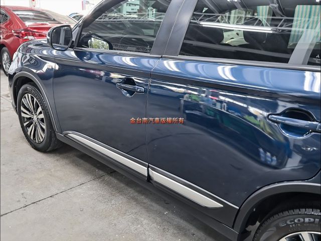 22年式✓安全型✓一手只跑7.3萬✓全車原鈑件✓原廠保養ACC✓AEB✓定速✓恆溫✓可全貸✓不用殺價就很便宜✓  第8張相片