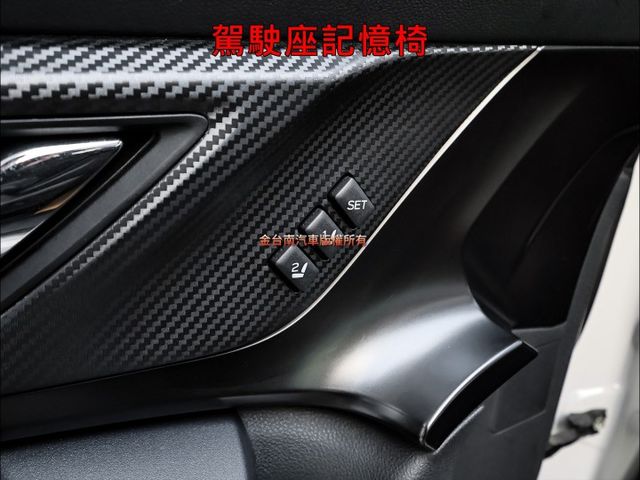 25年領牌✓一手車✓只跑2.3萬✓4WD✓275匹馬力✓天窗✓記憶椅✓LV2✓原廠影音✓車載系統✓可全貸✓  第11張相片