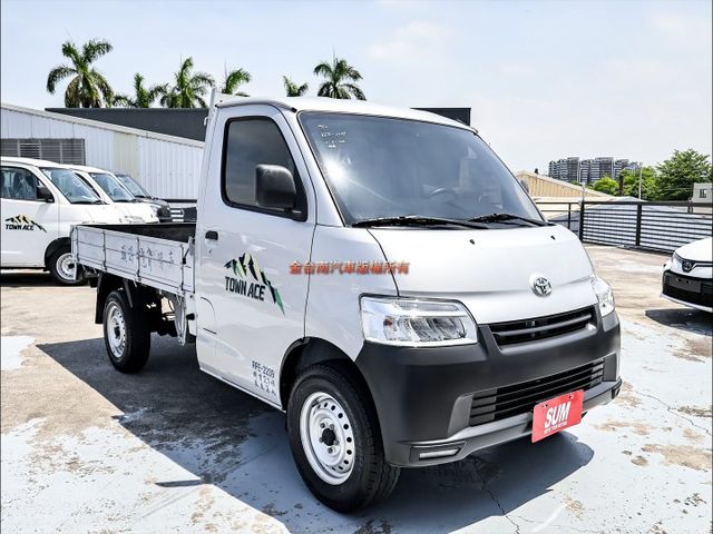 自排框式✓一手只跑2.3萬✓全車原鈑件✓ABS✓TCS✓雙安✓附全額發票✓可全貸✓事業打拼好幫手✓  第5張相片