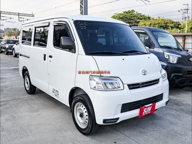 26年式✓手排廂式✓一手只跑1萬✓全車原鈑件✓原廠保養✓安卓影音✓ABS✓TCS✓LED頭燈✓雙安✓附全額發票✓  第5張相片
