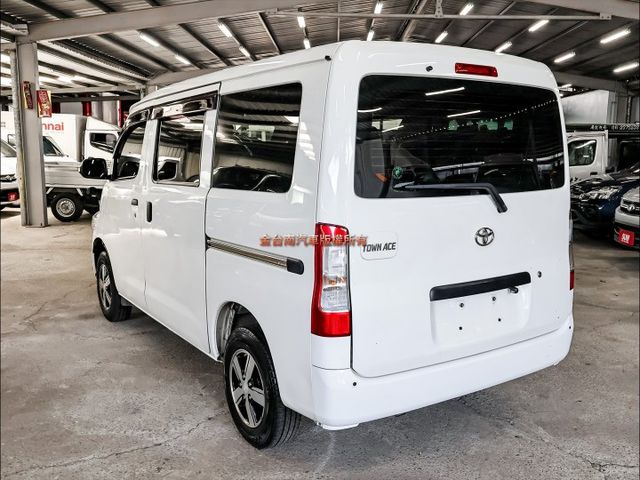 自排廂式✓一手只跑4.3萬✓全車原鈑件✓原廠保養✓中冷✓ABS✓TCS✓LED頭燈✓雙安✓附全額發票✓可全貸✓  第2張相片