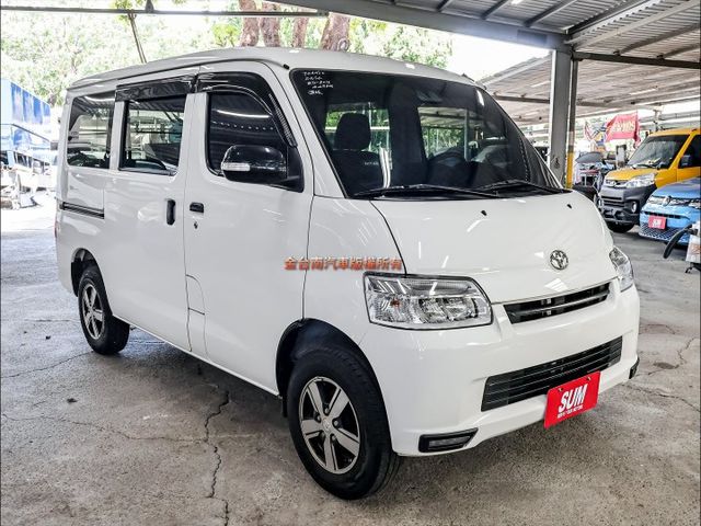 自排廂式✓一手只跑4.3萬✓全車原鈑件✓原廠保養✓中冷✓ABS✓TCS✓LED頭燈✓雙安✓附全額發票✓可全貸✓  第5張相片